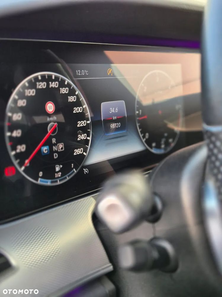 Mercedes-Benz Klasa E 220 d 4-Matic 9G-TRONIC - 23