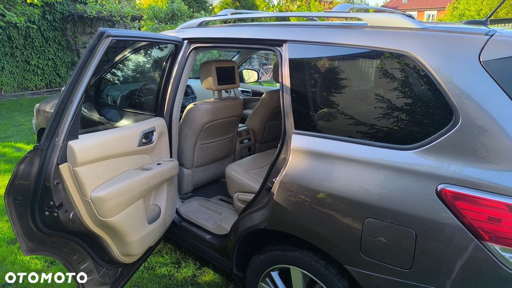 Nissan Pathfinder - 25