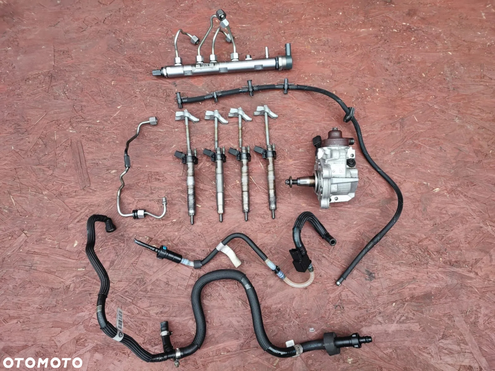 BMW E60 LCI / E61 LCI / E81 / E82 / E89 LCI / E87 LCI / E88 / E90 / E90 LCI / E91 / E91 LCI / E92 / E93. ORYGINALNY KOMPLETNY ZESTAW WTRYSKOWY / UKŁAD WTRYSKOWY  DO GAMY SILNIKÓW N47 ( POMPA WTRYSKOWA + WTRYSKI X4 SZTUKI + LISTWA WTRYSKOWA + CZUJNIKI + PRZEWODY PALIWA ). O NR: 7 797 877 / 7 800 602 /  7 809 130 / 7 809 128 / 4 740 787 / 7 800 601 OEM. BARDZO DOBRY STAN TECHNICZNY. - 2