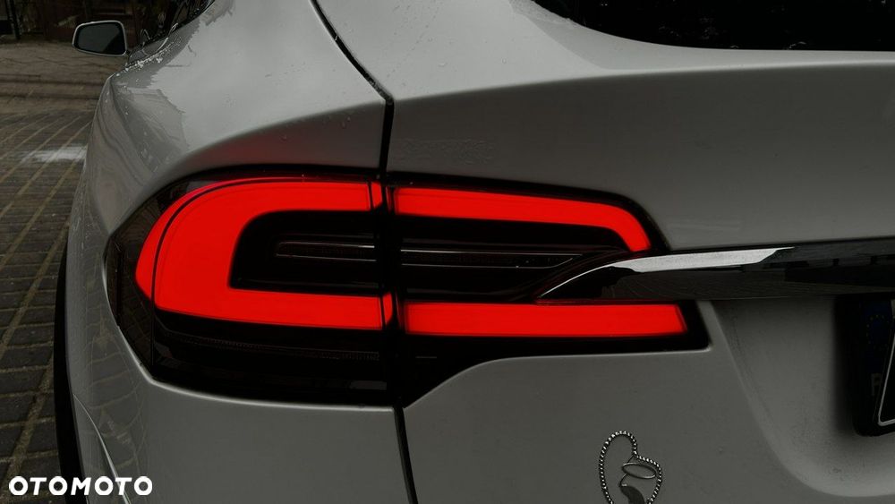 Tesla Model X - 8
