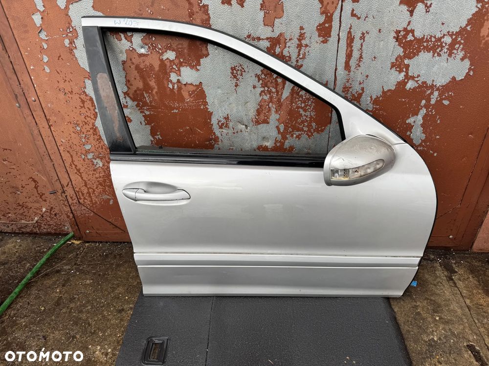 Drzwi prawe Mercedes C-Klasa W203 przód OE - 1