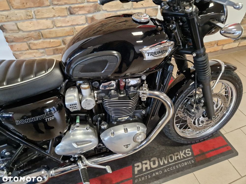 Triumph Bonneville - 25