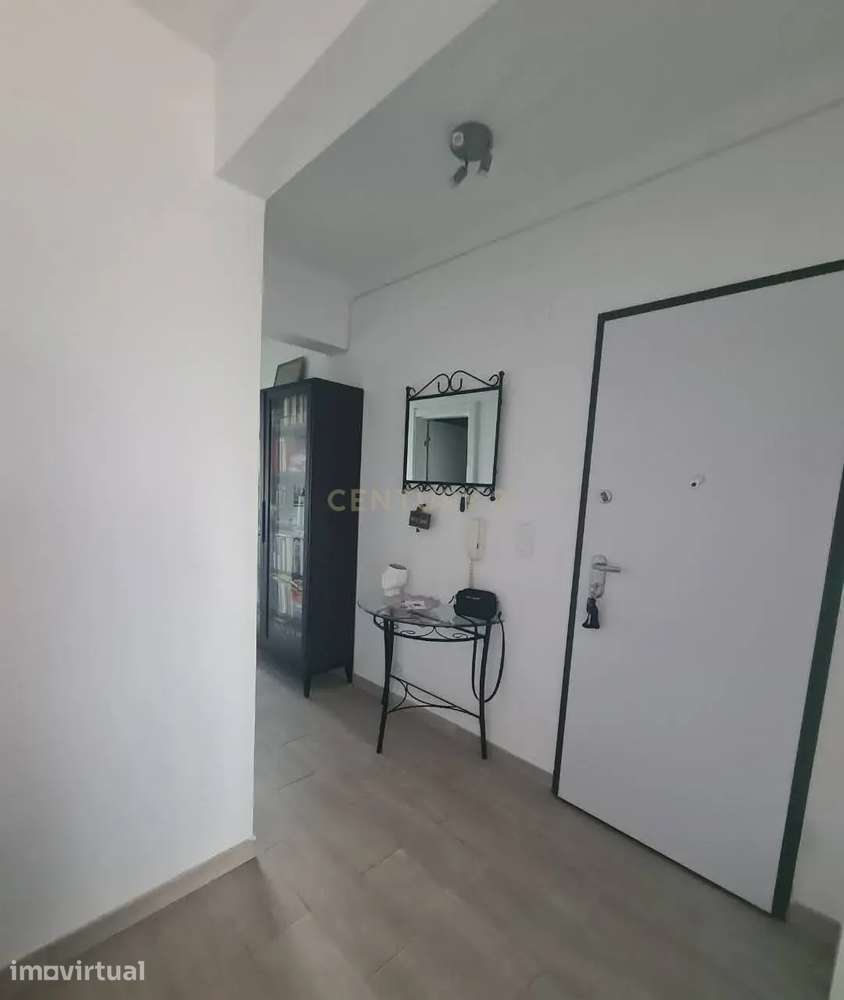 T2 remodelado - Quinta do Rouxinol, Corroios - Grande imagem: 2/7