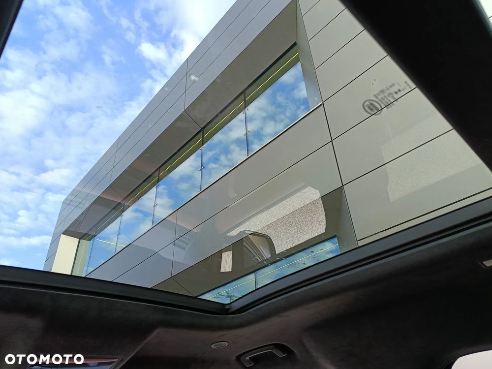 Land Rover Defender - 32