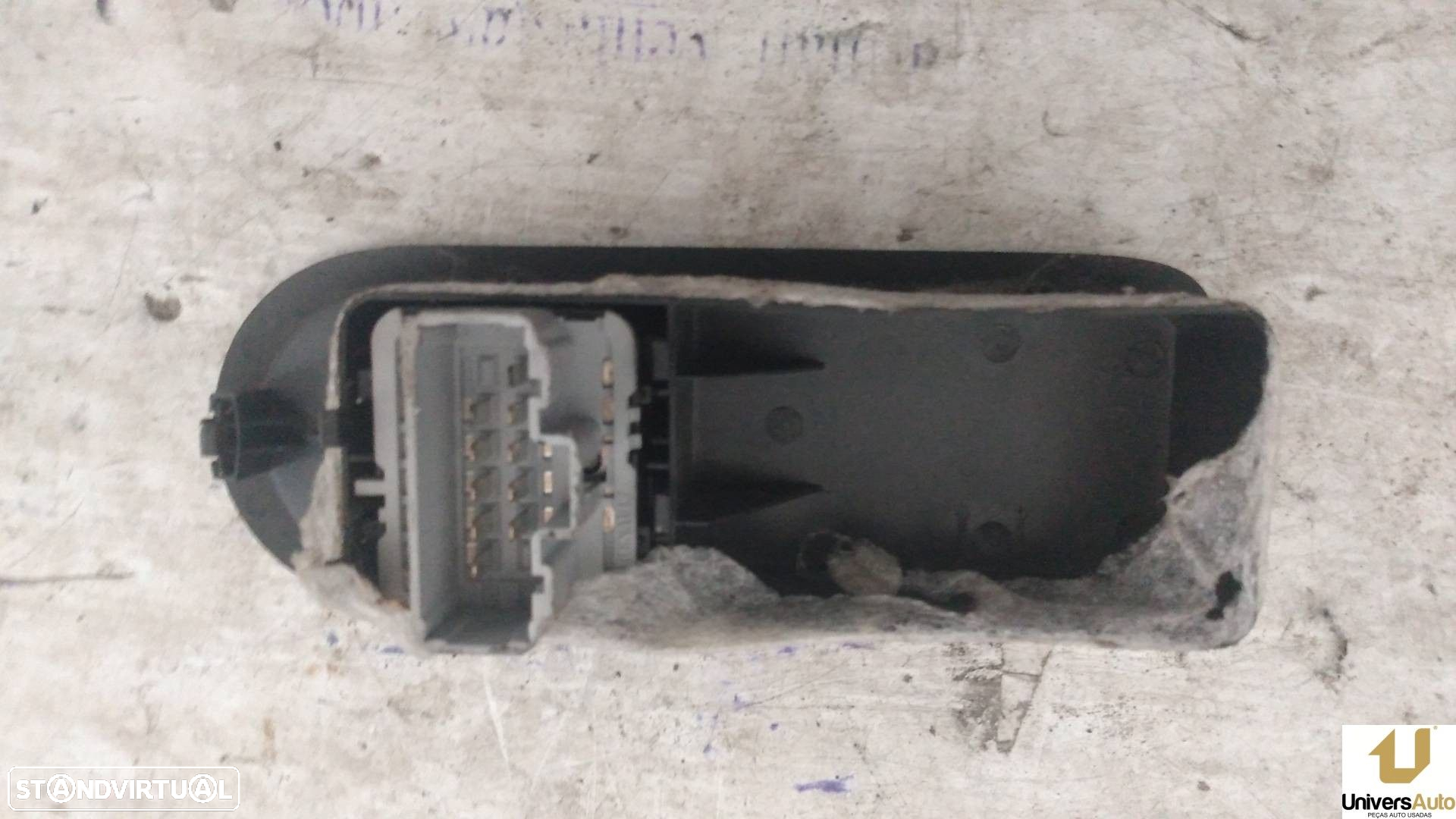 COMANDO ELEVADOR DE VIDRO FRONTAL ESQUERDO RENAULT MEGANE II 2002 -156018090 - 2