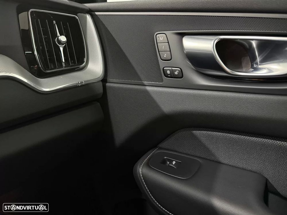 Volvo XC 60 2.0 T6 PHEV Black Edition - 29