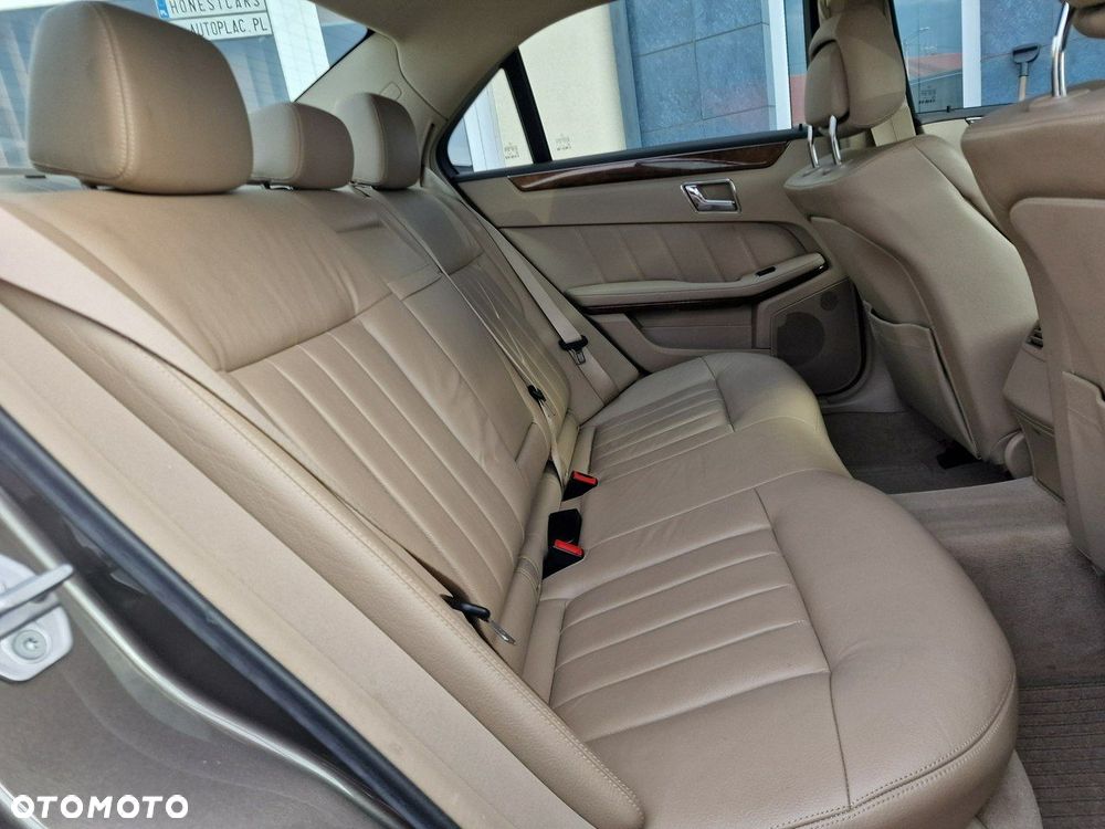 Mercedes-Benz Klasa E 250 BlueEFFICIENCY 7G-TRONIC Elegance - 21