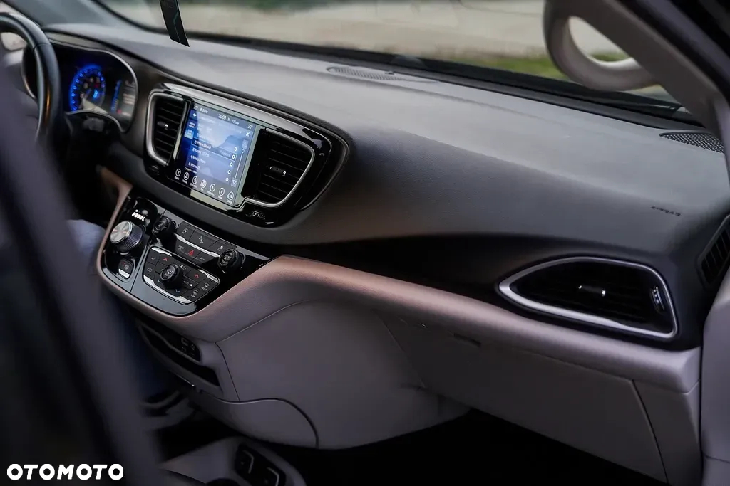 Chrysler Pacifica - 22
