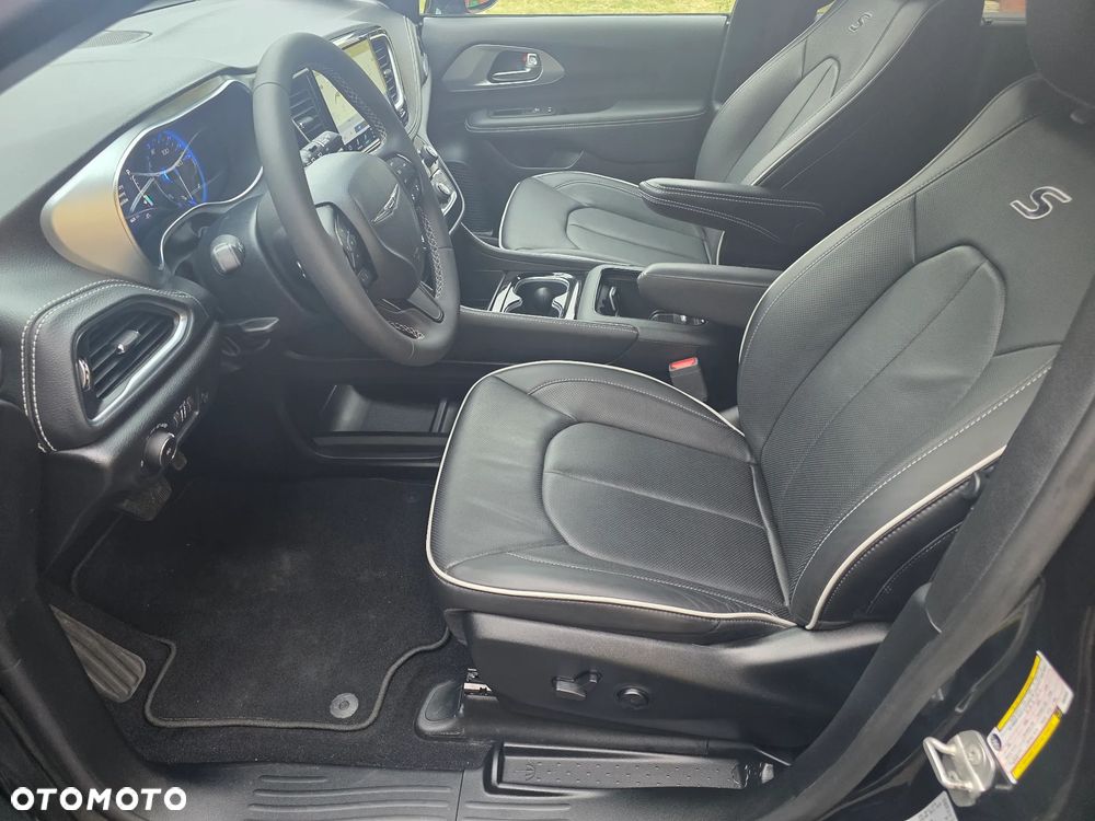 Chrysler Pacifica - 11