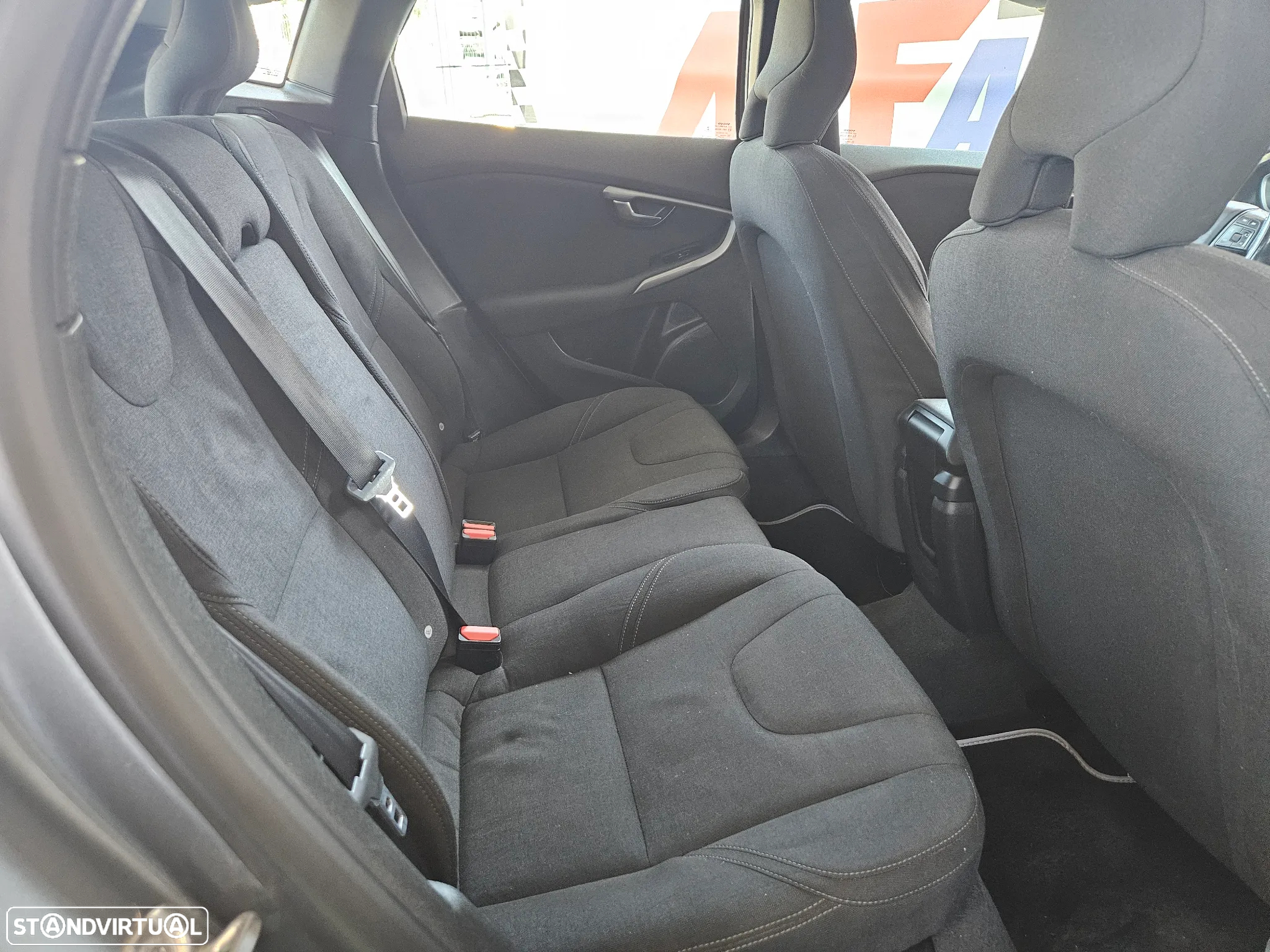 Volvo V40 1.6 D2 R-Design Summum - 5