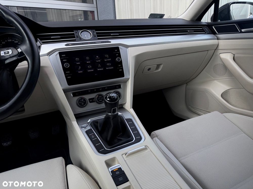 Volkswagen Passat 2.0 TDI SCR Comfortline - 24