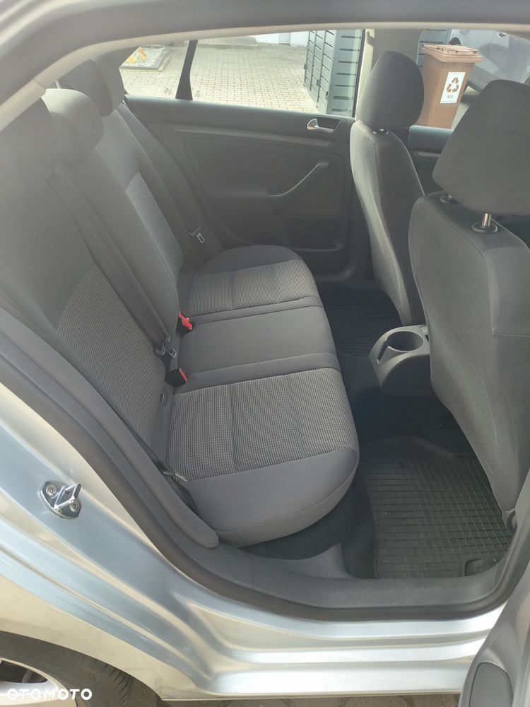 Volkswagen Jetta - 11