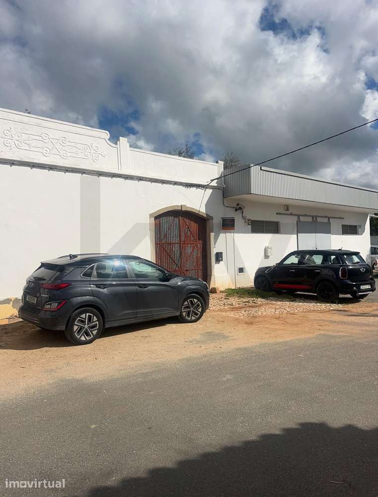 Edifício térreo com palheiro, quintal e armazém com zona de afetação i - Grande imagem: 3/16