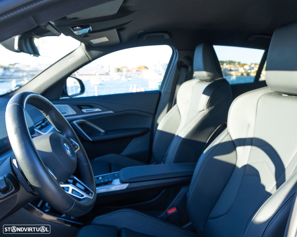 BMW iX2 eDrive20 Pack Desportivo M - 14