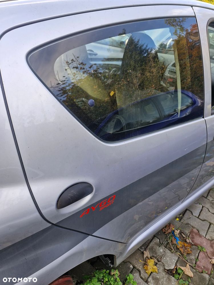 drzwi prawe  / przód tył /  Toyota Aygo - 2