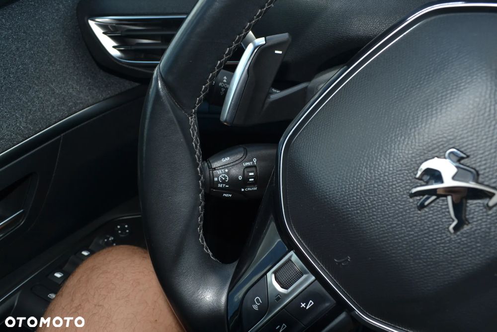 Peugeot 3008 1.2 PureTech GPF Allure S&S EAT8 - 29