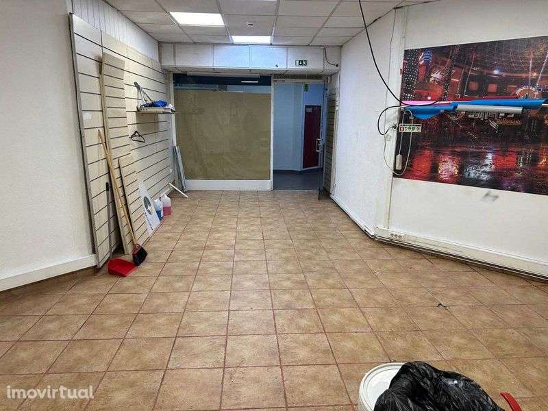 Loja em Centro Comercial bem situada com água - Grande imagem: 2/5