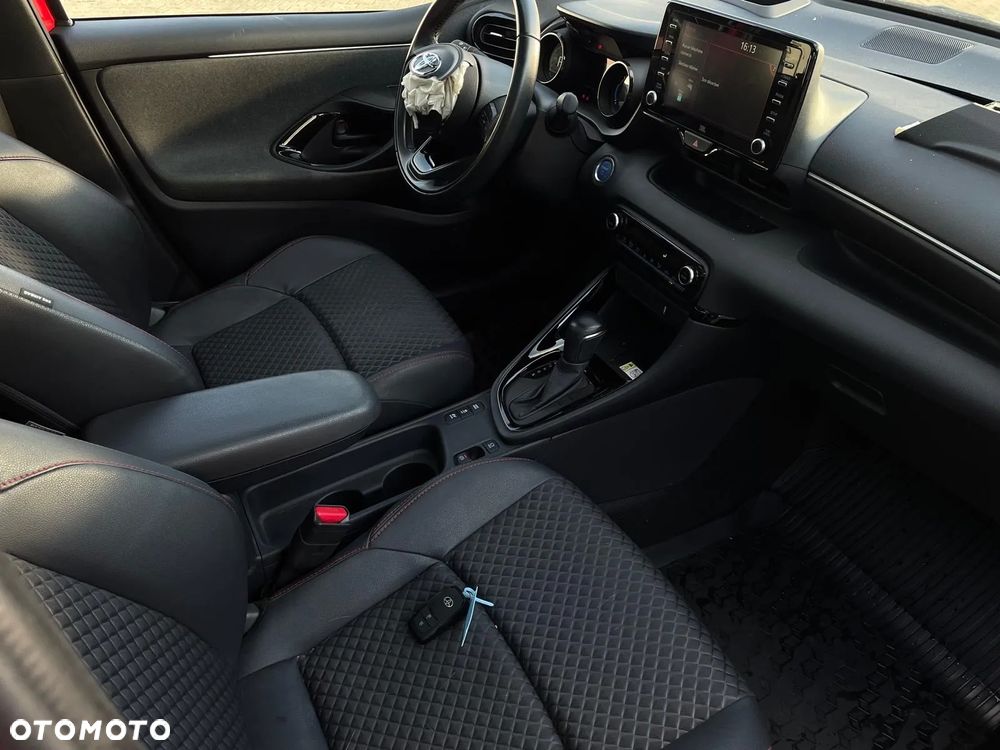 Toyota Yaris ver-hybrid-1-5-executive - 16