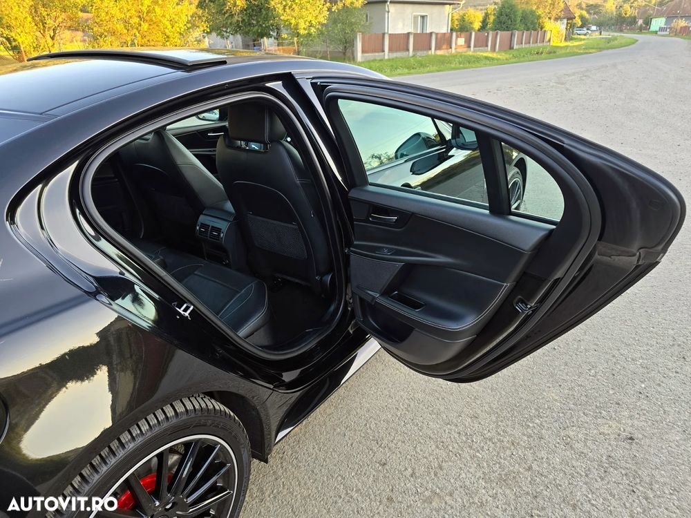 Jaguar XE 2.0 AWD R-Sport - 26