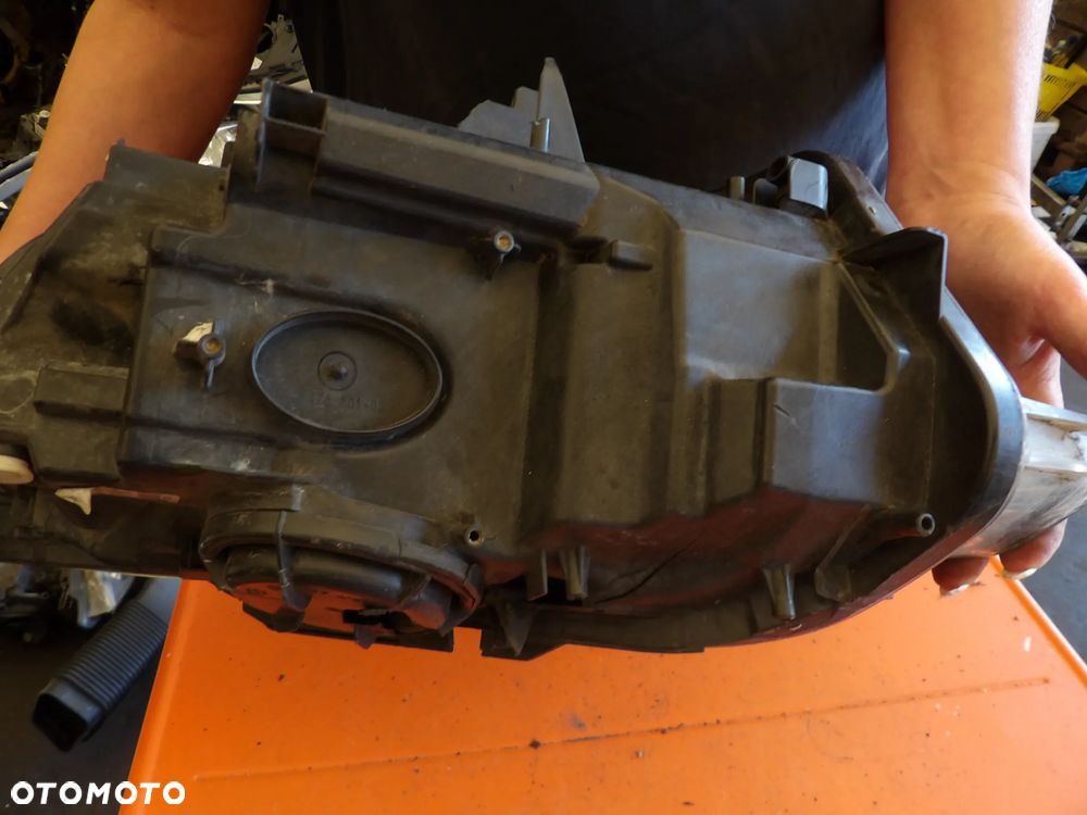 BMW - F20 - H7 - UŁAMANY UCHWYT - BRUDNA W ŚRODKU - PRAWA LAMPA PRZEDNIA - EUROPA - 7229672 - 8