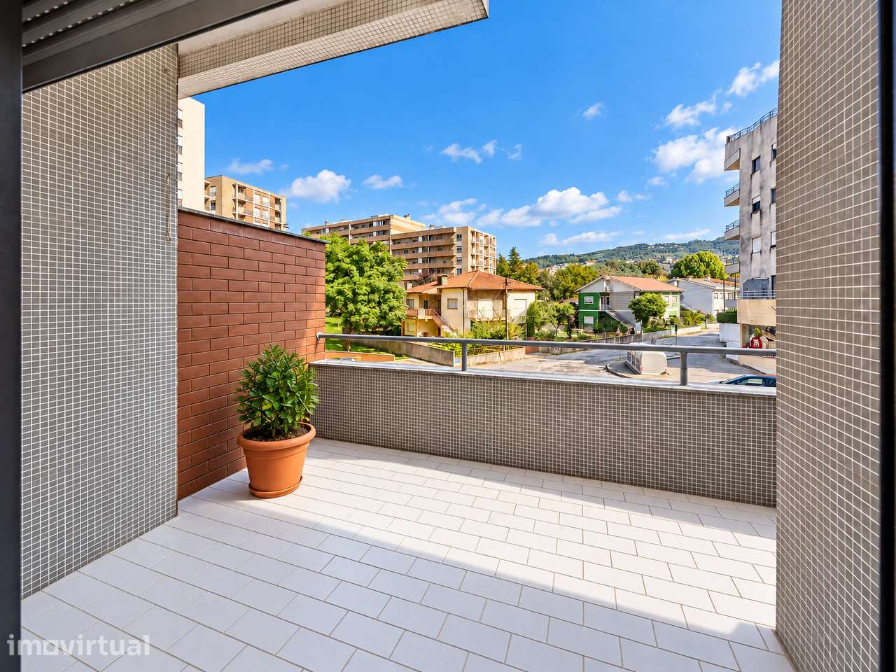 Excelente T2 na zona de Lamaçães, com Terraço e garagem fechada! - Grande imagem: 3/28