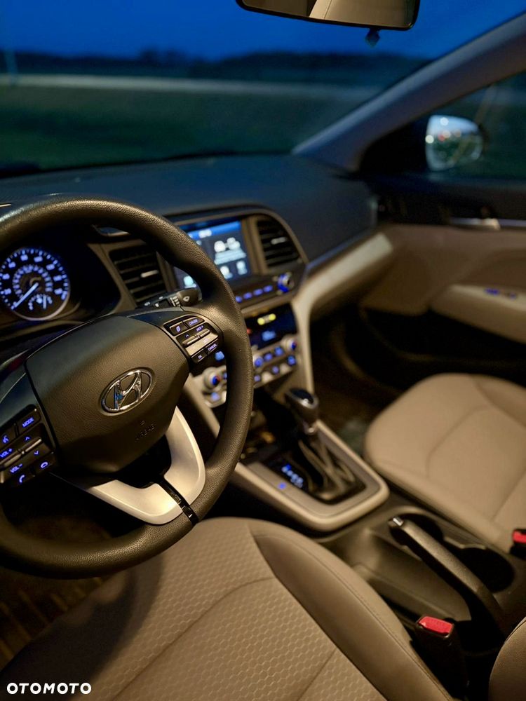 Hyundai Elantra - 12