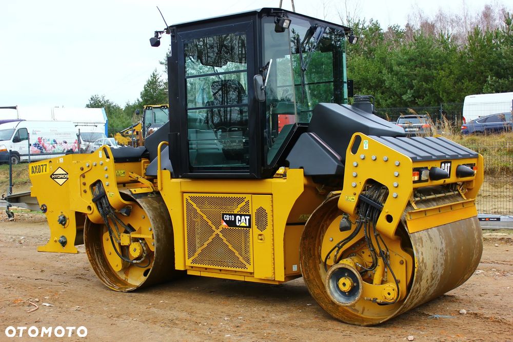 Caterpillar CAT CD10 WALEC STALOWY WIBRACYJNY Z DZIELONYMI BĘBNAMI +KOSZ HYDROG AX077 - 1