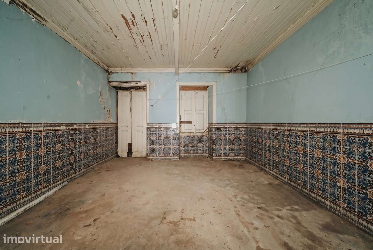 Moradia, para reconstrução, no centro de Minde - Grande imagem: 5/16