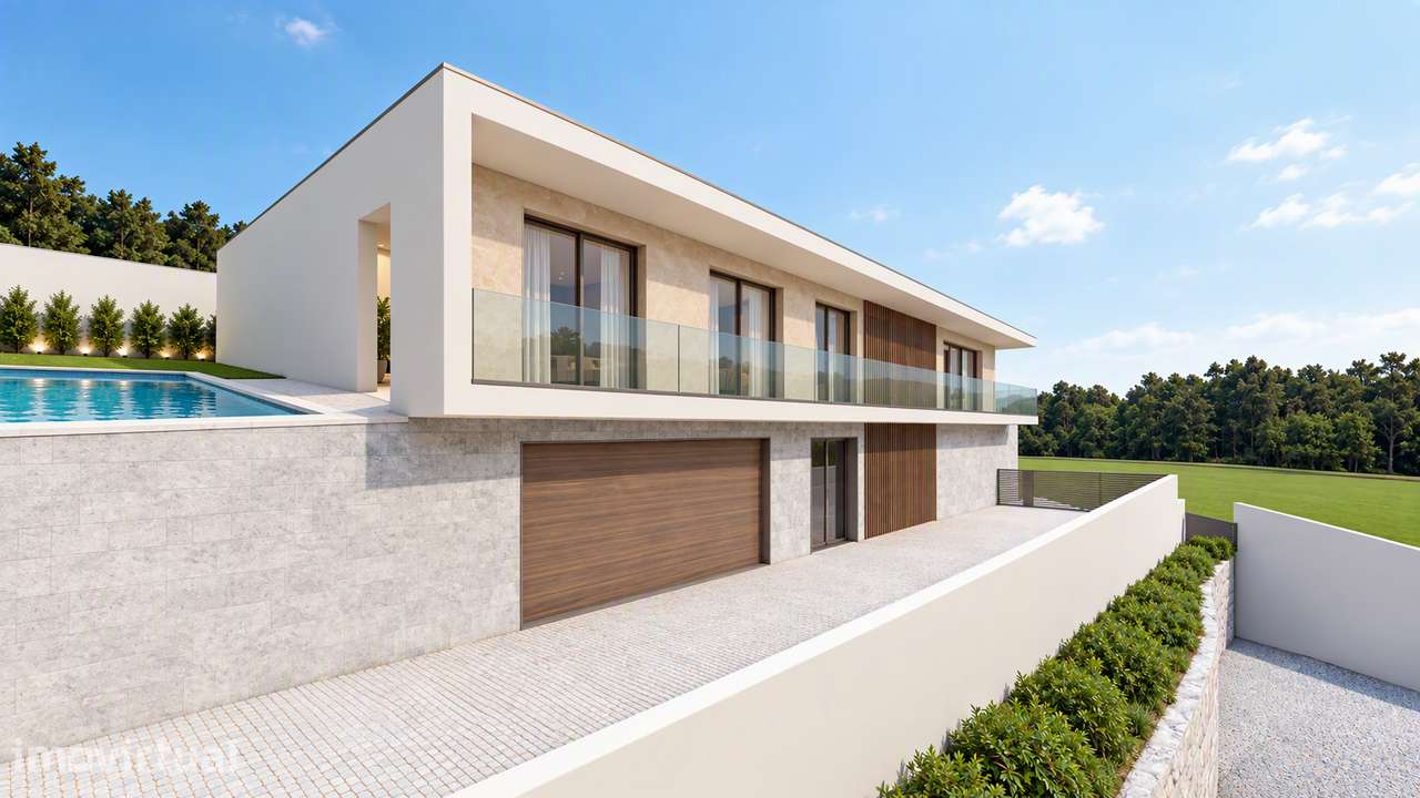 Terreno Urbano em Fafe com ruínas e projeto de construção viável