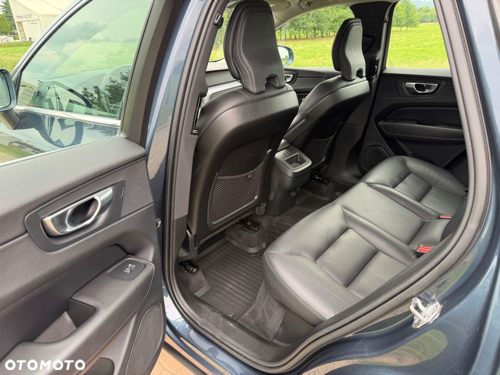 Volvo XC 60 B4 D AWD Momentum Pro - 17