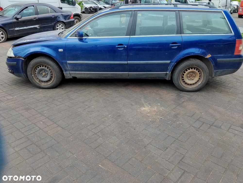 Volkswagen Passat B5 FL (00-05r.) 1.9 TDI 130KM. Silnik AWX Skrzynia FRK/ELN/DQS/FRF lakier C5X LC5X 8J.Cały na części. GWARANCJA !!!  Przód Tył Zestaw Komplet Drzwi Klapa Zderzak Błotnik Maska Grill Atrapa Szyba Pas Lampa Lusterko Boczki Fotel Kanapa Kokpit Deska Rozdzielcza Przełącznik Włącznik Sterownik Przewody Wiązka Instalacja Moduł Komputer Czujnik Listwa Pompa Alternator Wtryski Głowica Rozrusznik Kompresor Sprzęgło Dwumas Silnik Skrzynia ABS Klimatyzacji Paliwa Wspomagania Kolektor Turbina Przepustnica Zawór Chłodnica Koło Hak Belka Sanki Zawieszenie Mcpherson Półoś Amortyzator Wydech Tłumik Zacisk Most - 4
