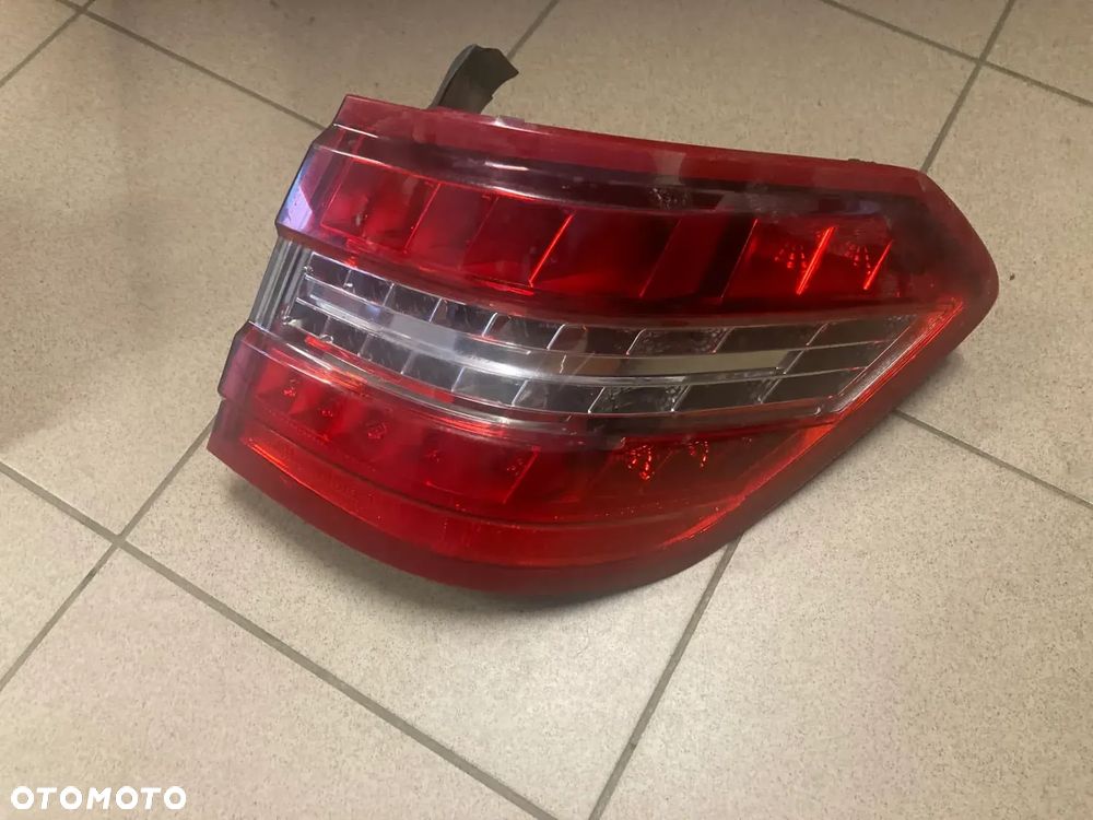 Lampa tył prawa w błotnik MERCEDES-BENZ E-KLASA W212 kombi - 1