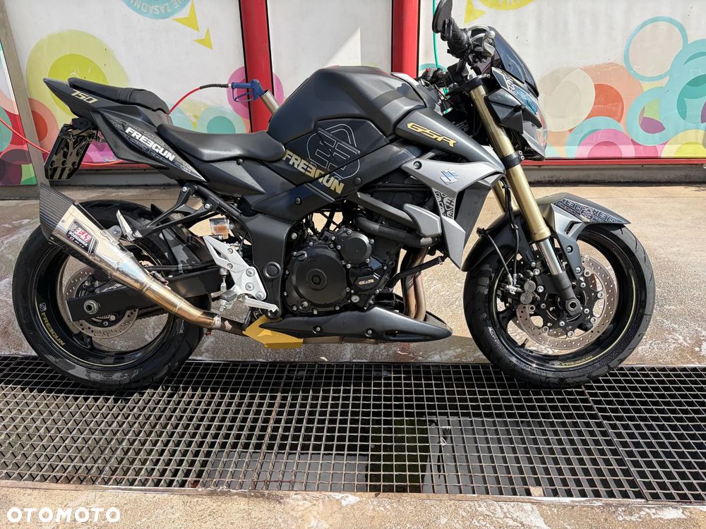 Suzuki GSR - 8