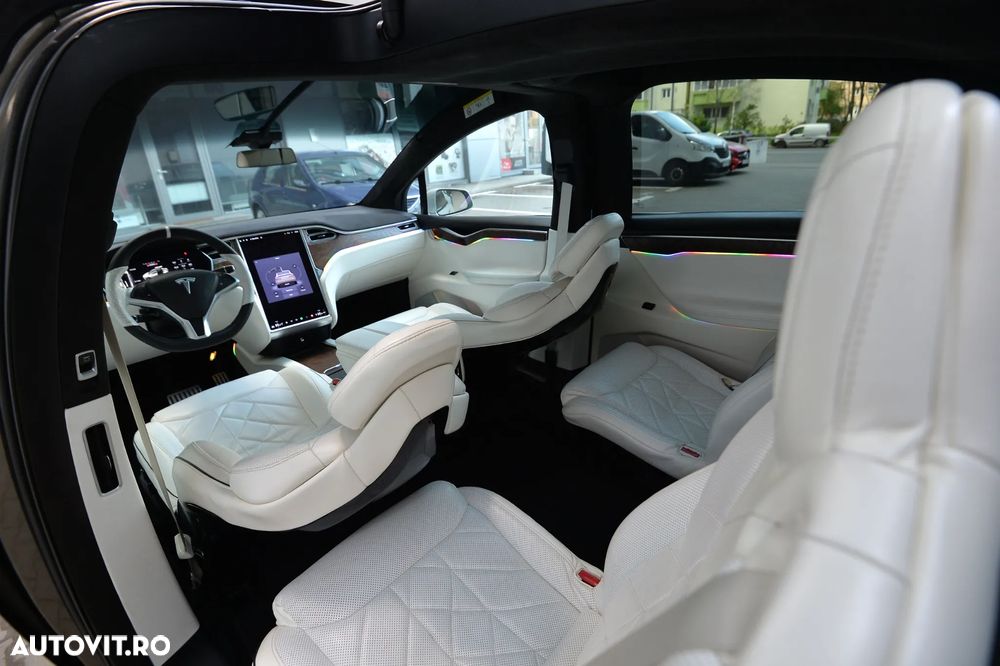 Tesla Model X - 25