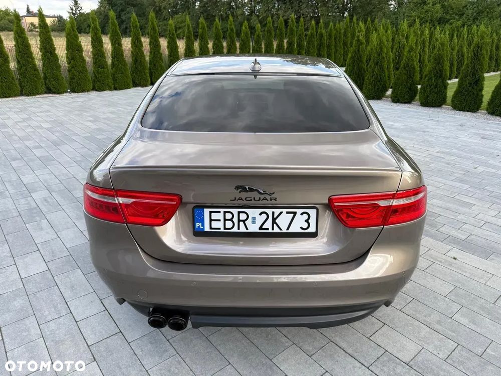 Jaguar XE 2.0 D R-Sport - 17