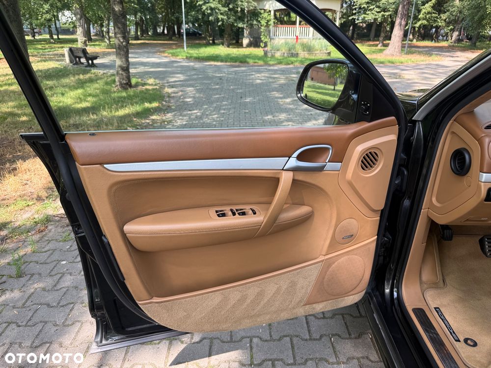 Porsche Cayenne Turbo S - 26