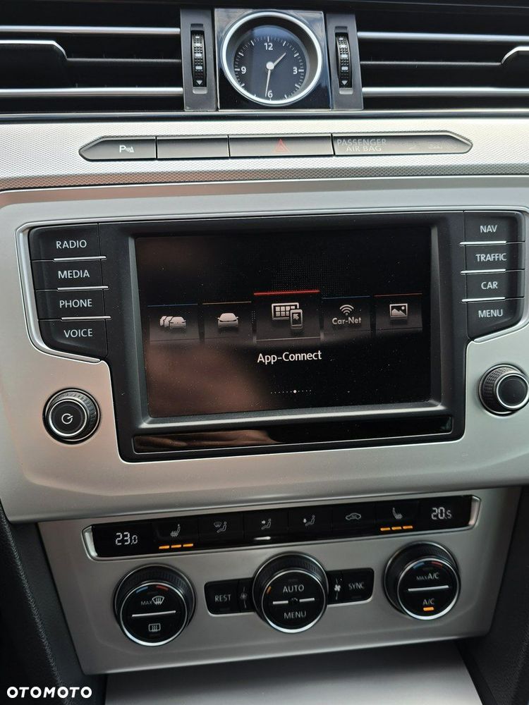 Volkswagen Passat - 32