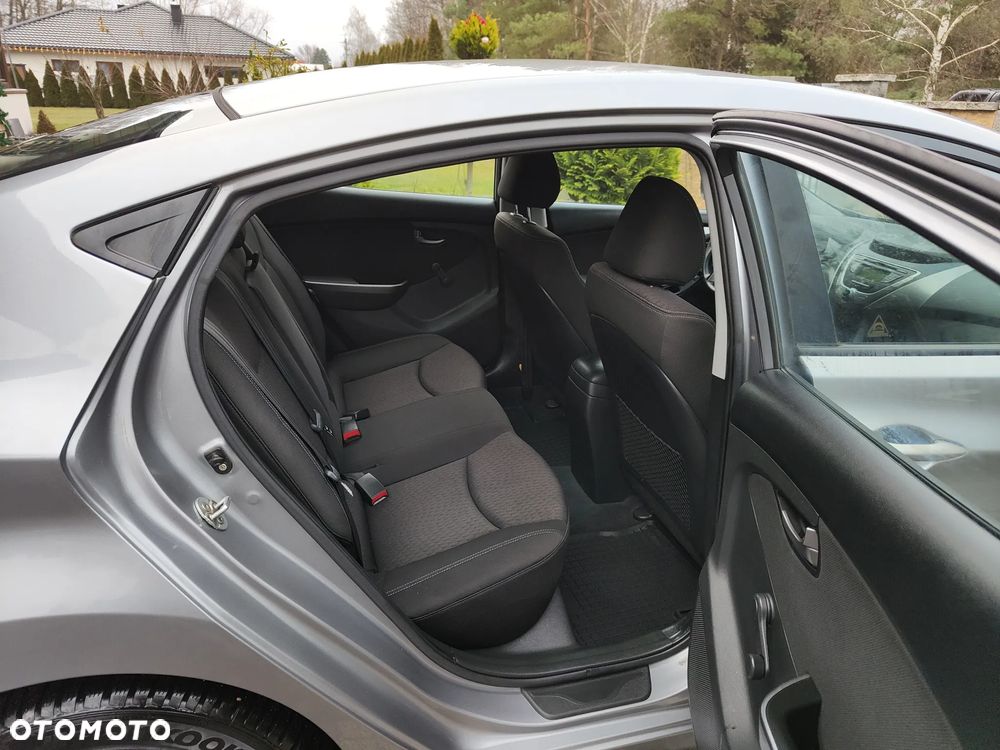 Hyundai Elantra 1.6 Comfort - 24