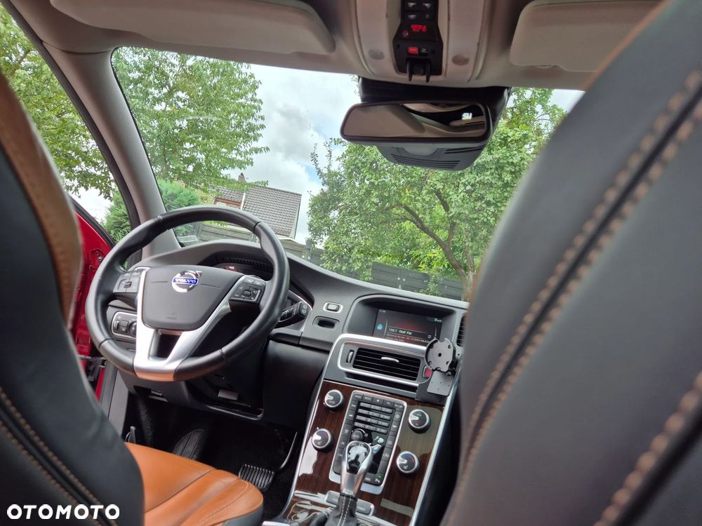 Volvo V60 D6 AWD Plug-in Hybrid R-Design Summum - 16