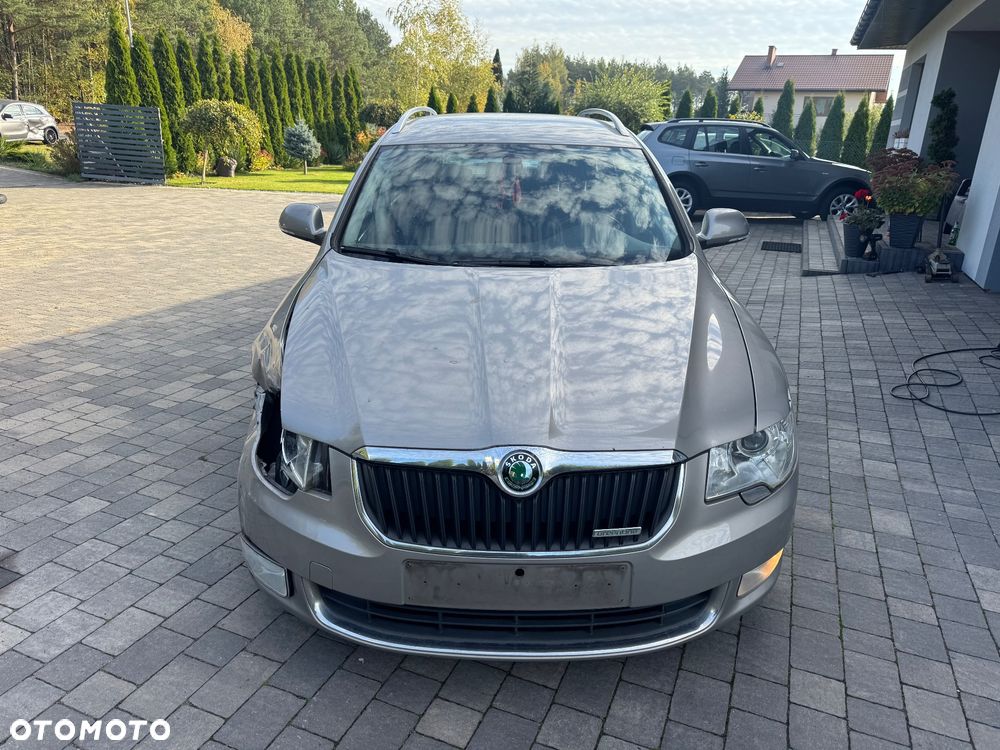 Skoda Superb 2011 photo 2