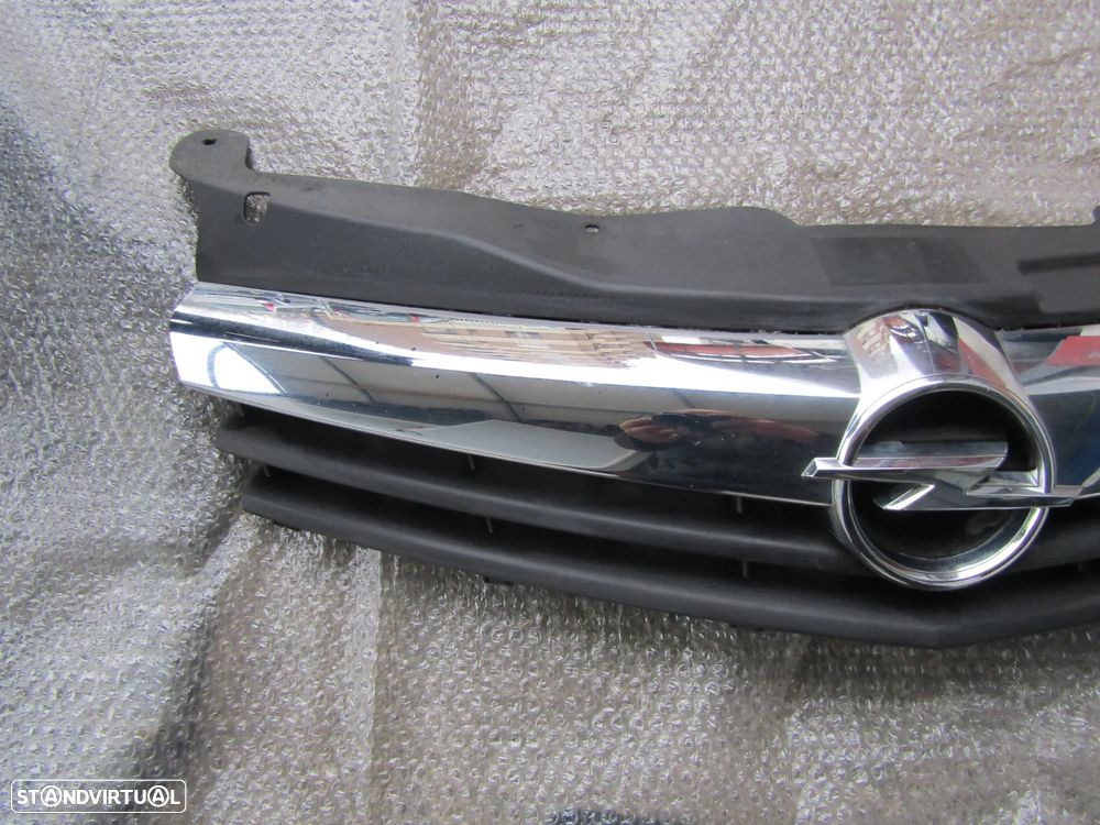 Grelha central Opel Astra GTC ano 2005  em bom estado - 2