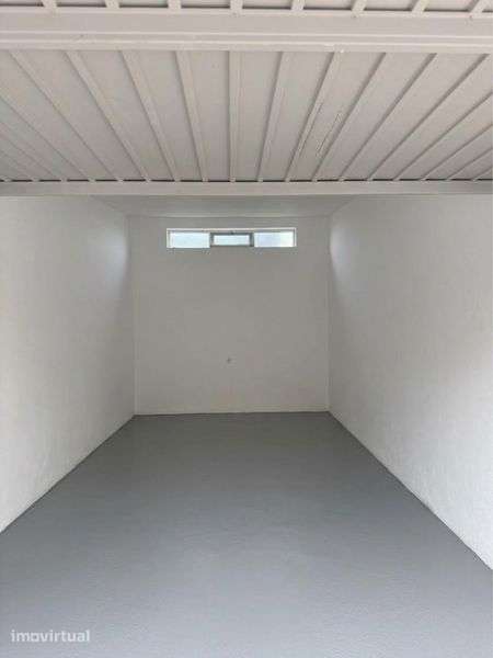 Aluga-se garagem