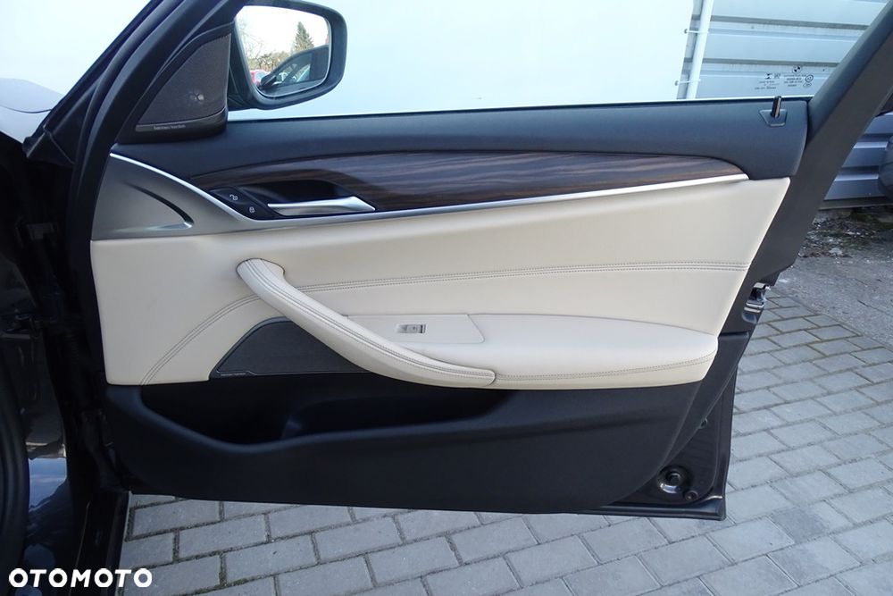 BMW Seria 5 530i Sport Line - 28