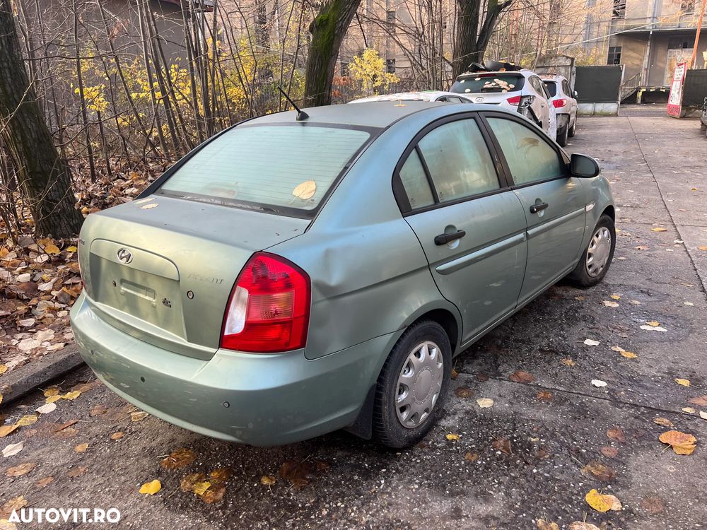 Dezmembrez Hyundai Accent 3 verde benzina 2007 - 9