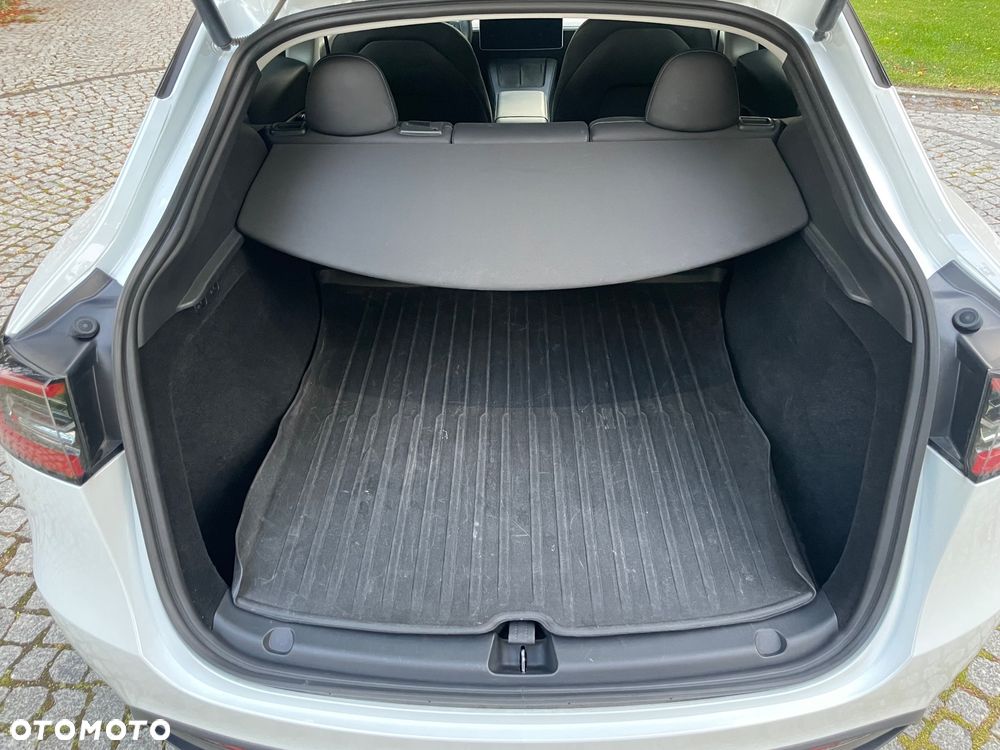 Tesla Model Y - 10