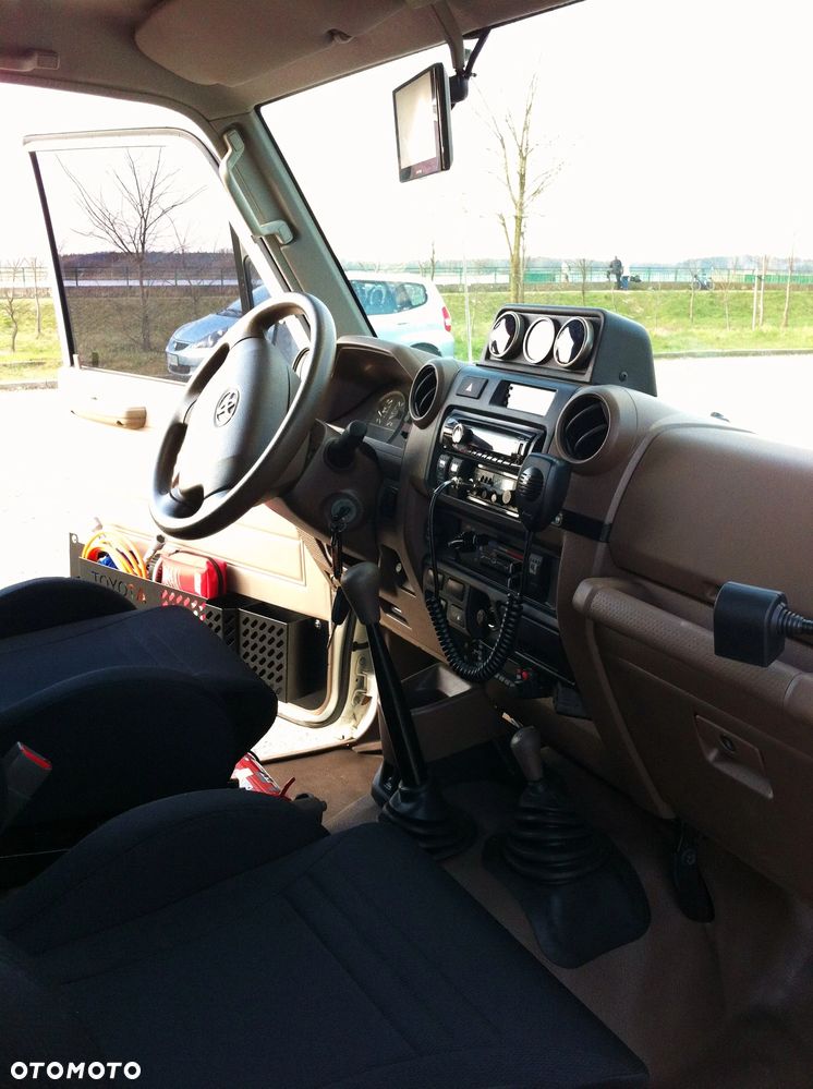 Toyota Land Cruiser - 4