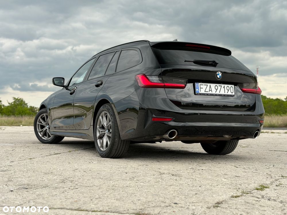 BMW Seria 3 330i Sport Line - 30