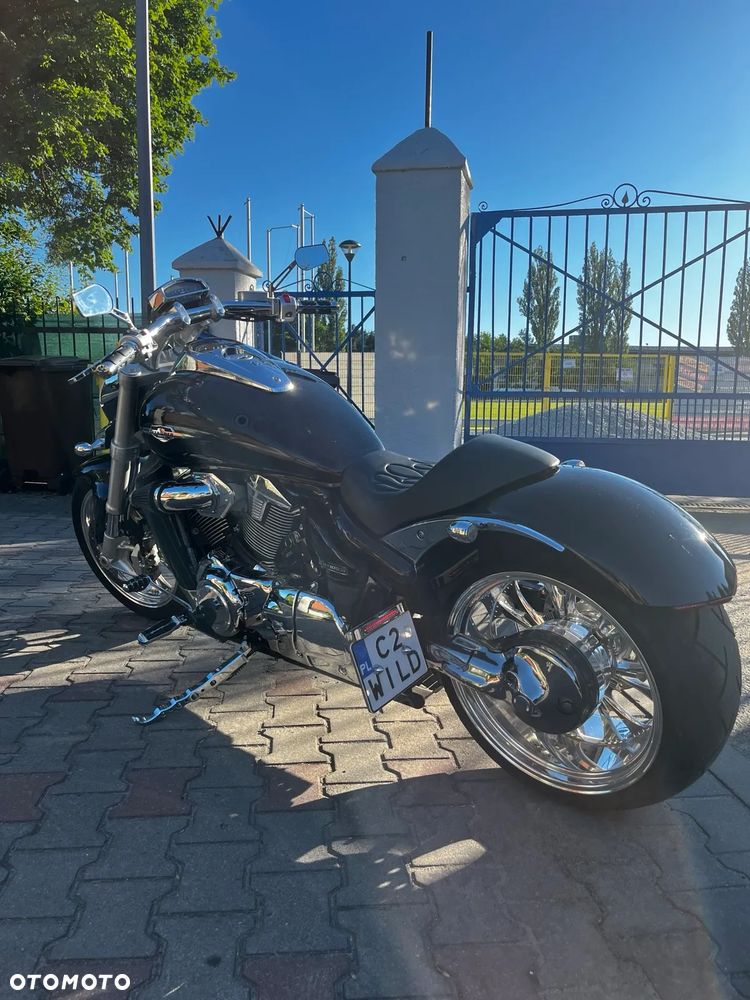 Suzuki Intruder - 1