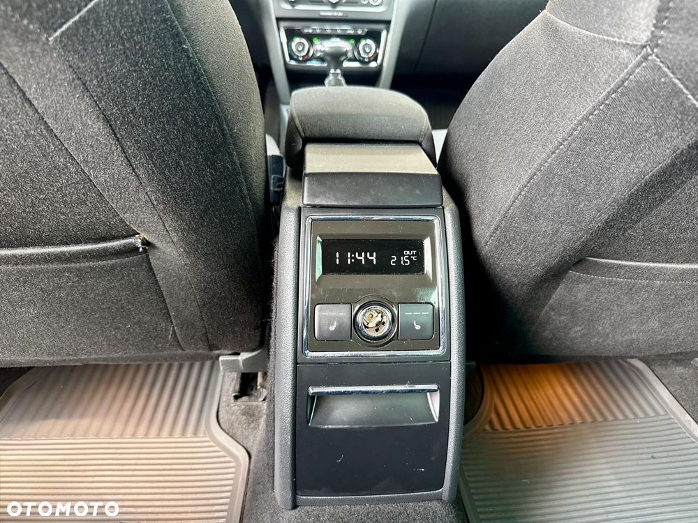 Skoda Superb 2.0 TDI 4x4 DSG Elegance - 23