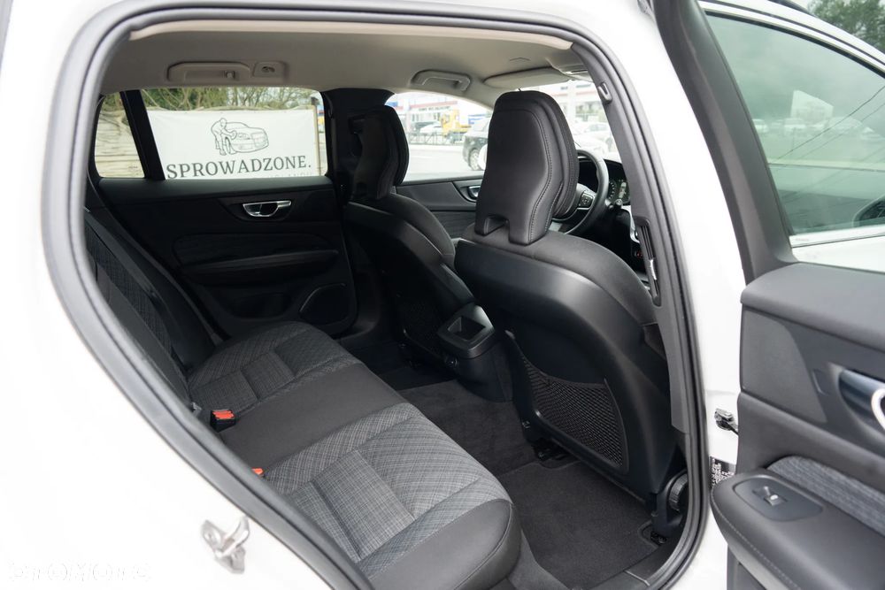 Volvo V60 B3 B DKG Momentum Pro - 23